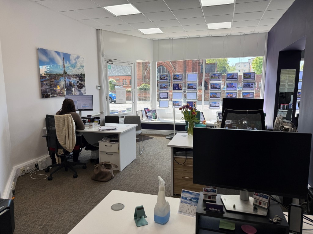 Lot: 78 - FREEHOLD MIXED USE INVESTMENT IN TOWN CENTRE - Internal view of shop premises